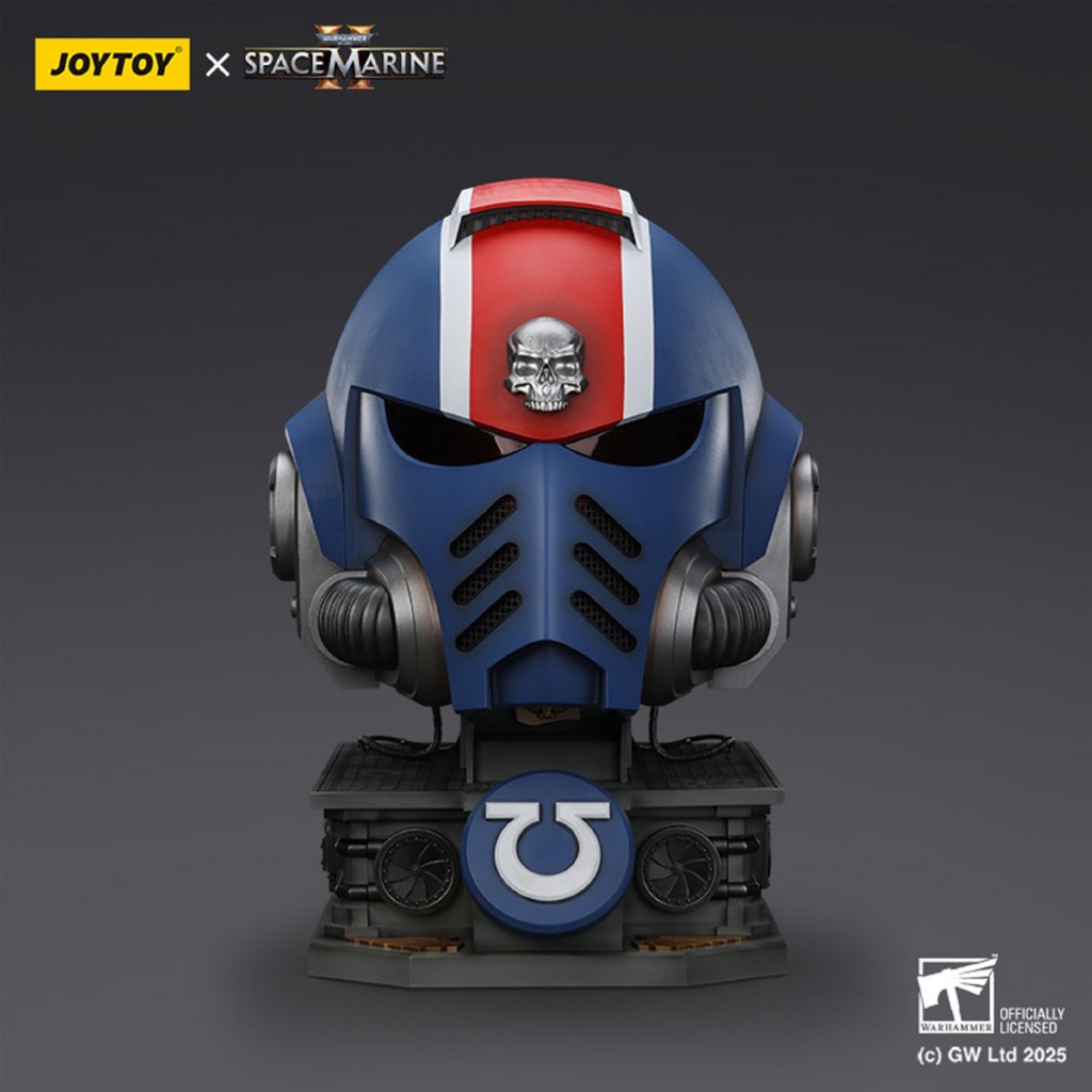 Ultramarines Lieutenant Titus' MKX Helmet & Display Stand - view 3
